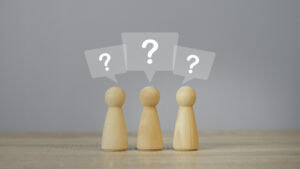 疑問を持っている様子の3体の人形